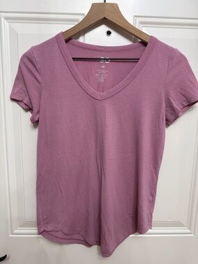 SO V-Neck Short Sleeve Tee in Mauve Pink